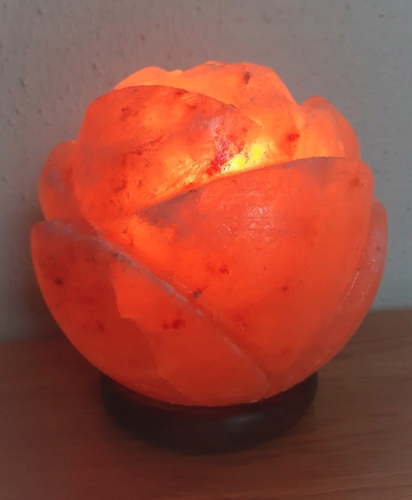 Lampa solna rzeźbiona w kształcie róży