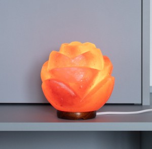 Lampa solna rzeźbiona w kształcie róży